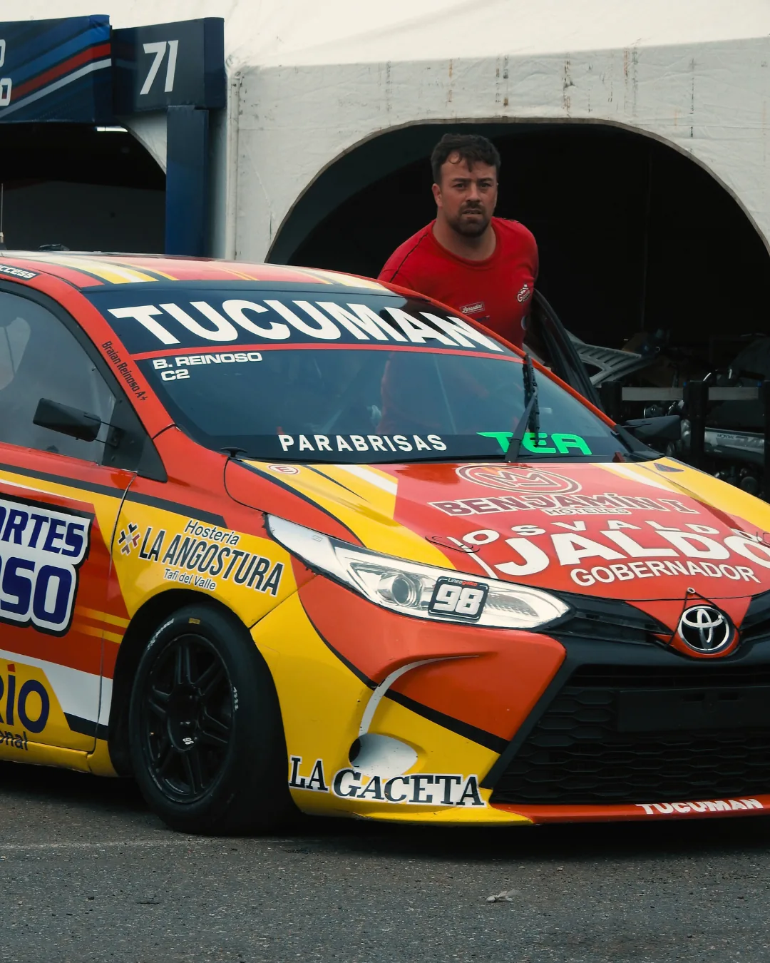 Parabrisas TEA en auto del Turismo Nacional en boxes