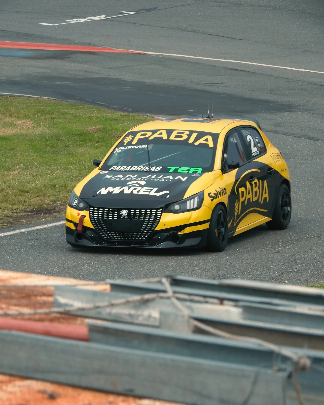 Auto de Turismo Nacional con parabrisas TEA en curva