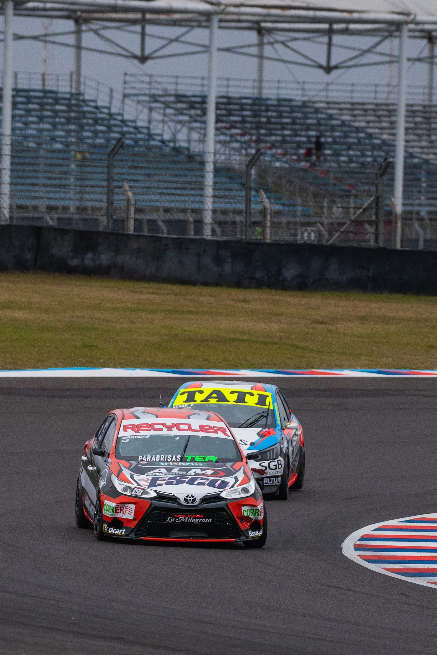 Auto del Turismo Nacional con parabrisas TEA en curva