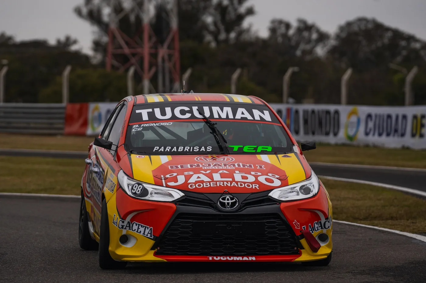Auto de Turismo Nacional con presencia de TEA Parabrisas