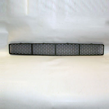 01-028-051.jpg Grilla de paragolpe para Ford Focus 1999/2004 inf. panal corta para faros