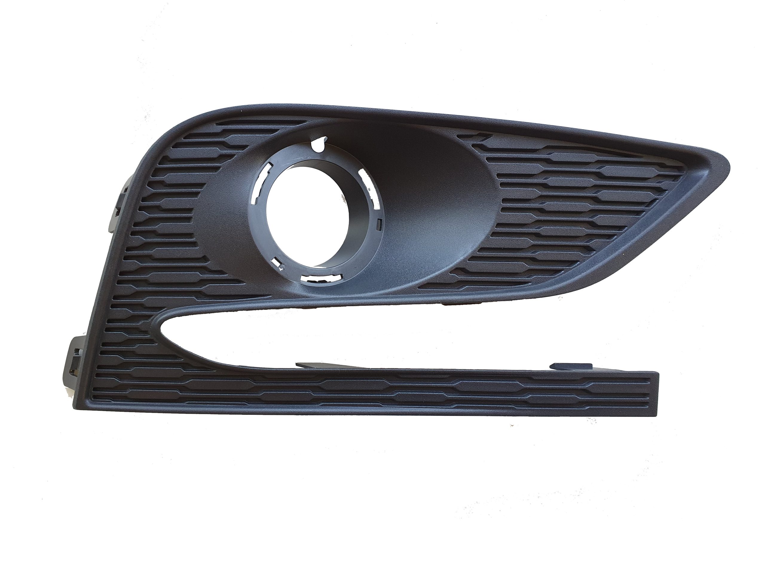 03-028-092.jpg Grilla lateral de paragolpe para Chevrolet Cruze 2016/2020 4 puertas para faro auxiliar derecho