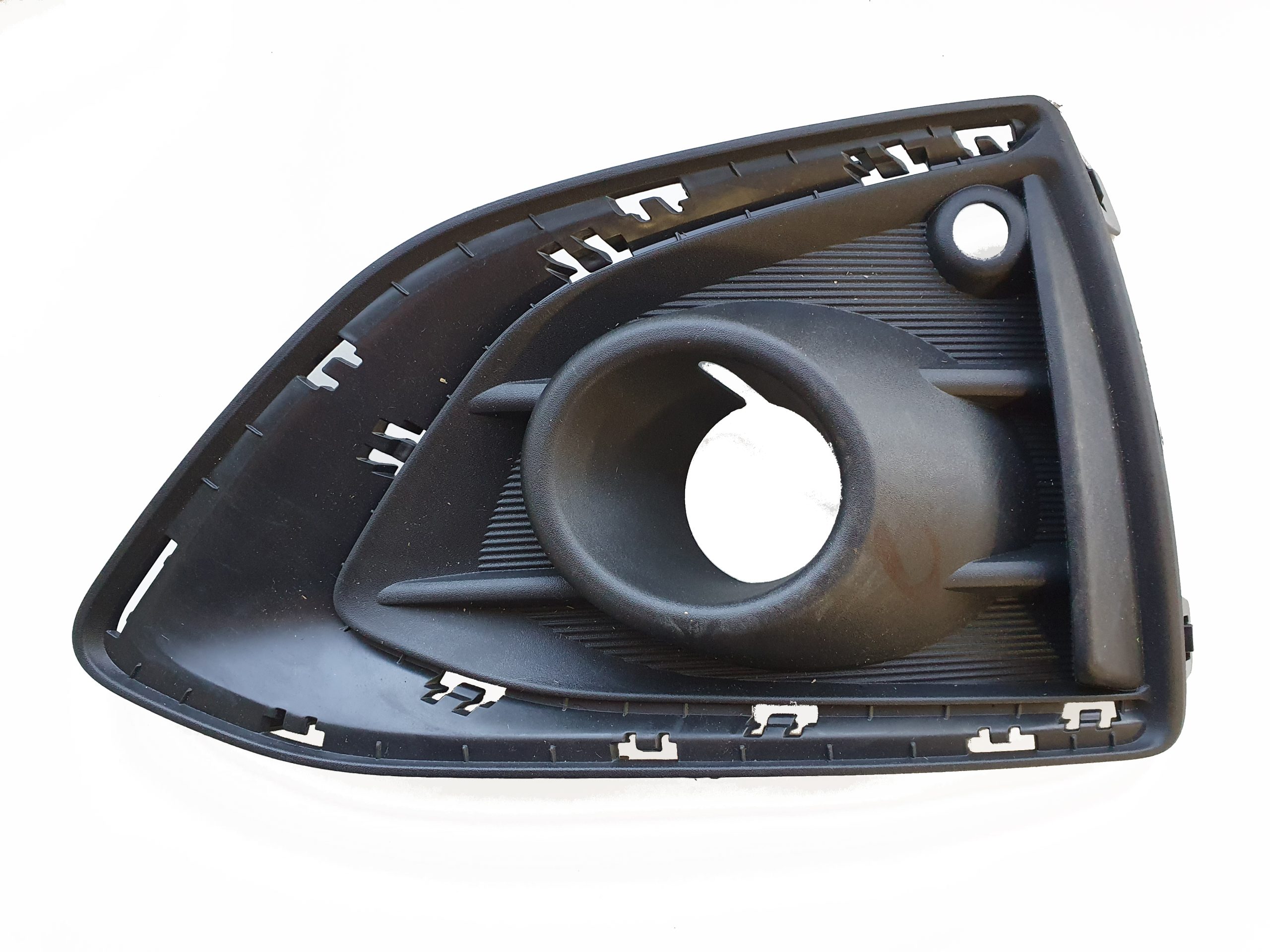 03-028-105.jpg Grilla lateral de paragolpe para Chevrolet Cruze desde 2020 4 puertas para sensor derecho