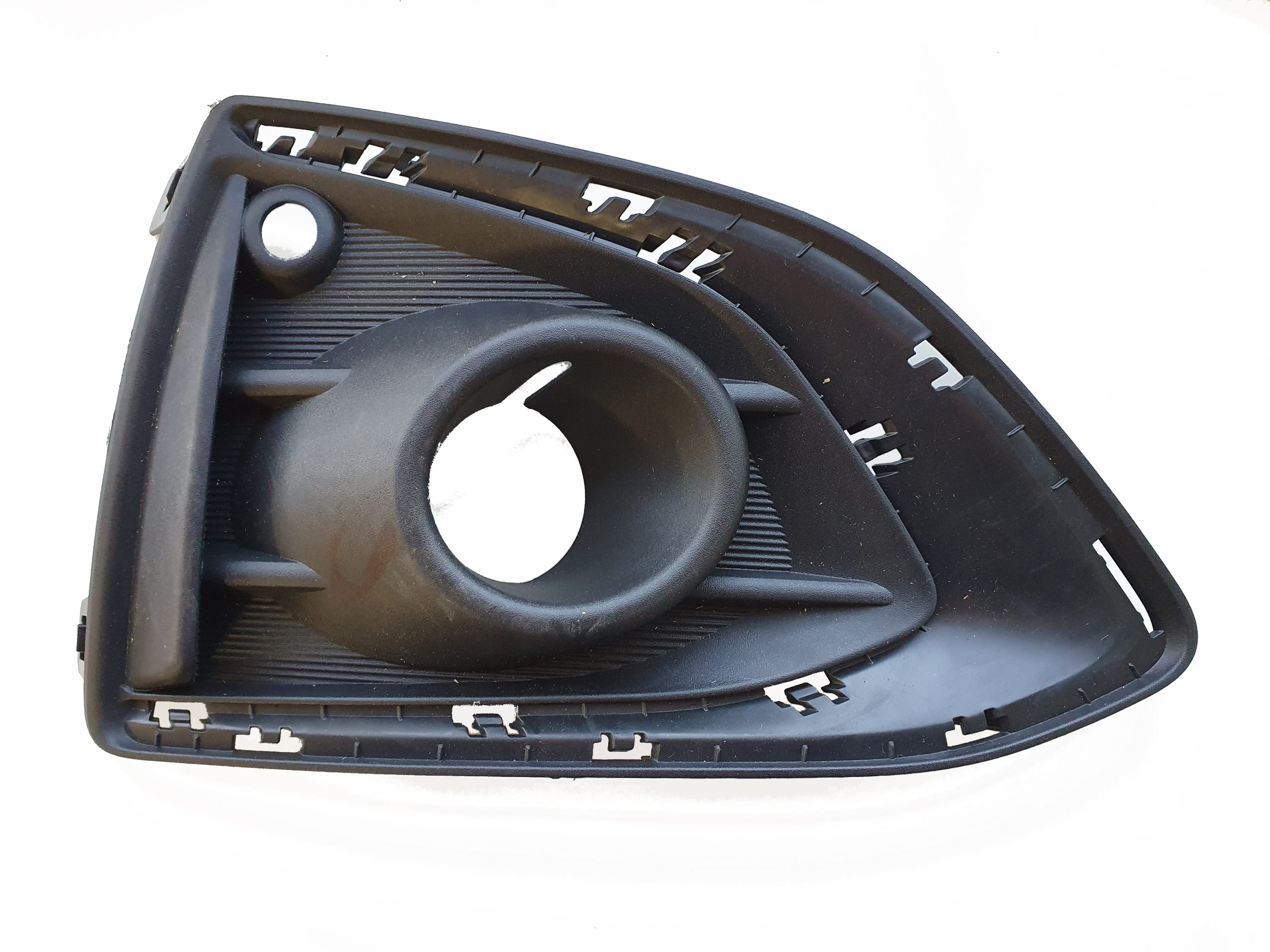 03-028-106.jpg Grilla lateral de paragolpe para Chevrolet Cruze desde 2020 4 puertas para sensor izquierdo